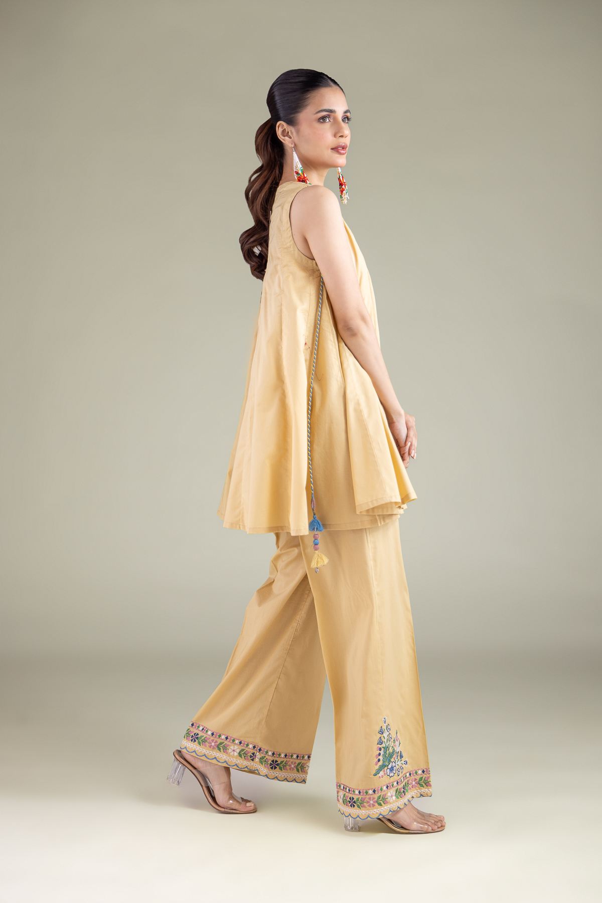 Embroidered Cambric Floral Sleeveless Kurta - 1-26-101-A-D-VG