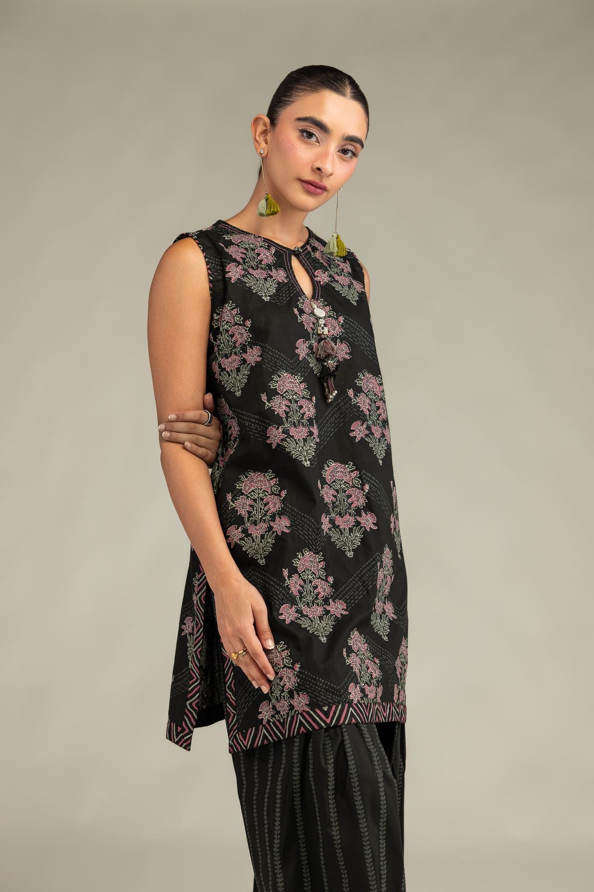 Printed Cambric Black Sleeveless Kurta - 2-26-308-A-G1-VG