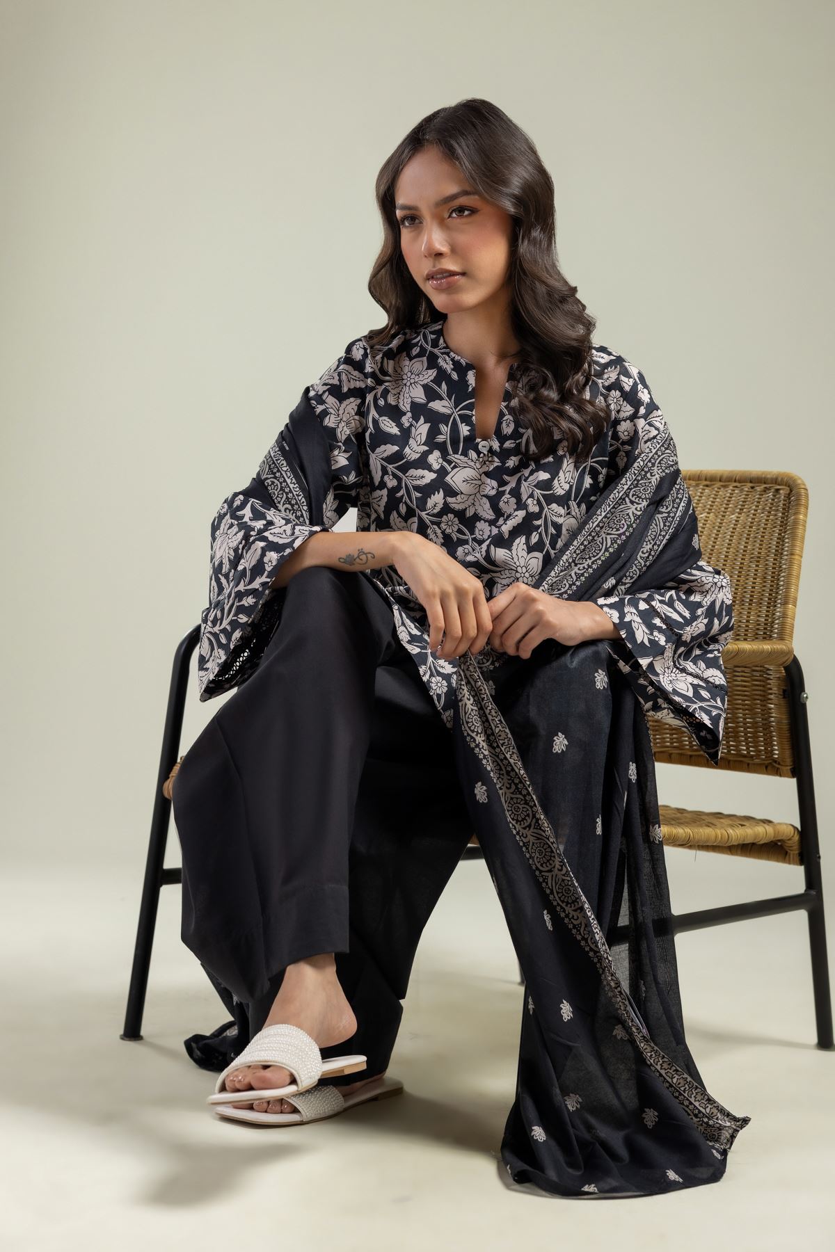 Printed Lawn Black Lawn Dupatta - 1-26-201-A-B-VG