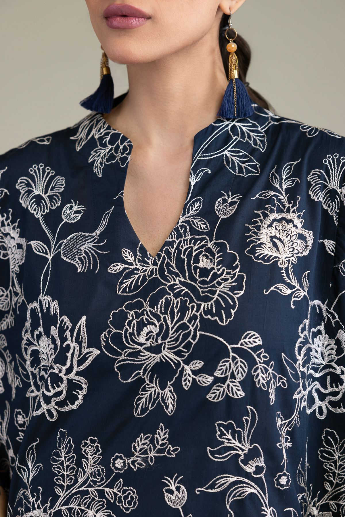 Embroidered Cambric Floral Threadwork Kurta - 2-26-212-A-D1-VG