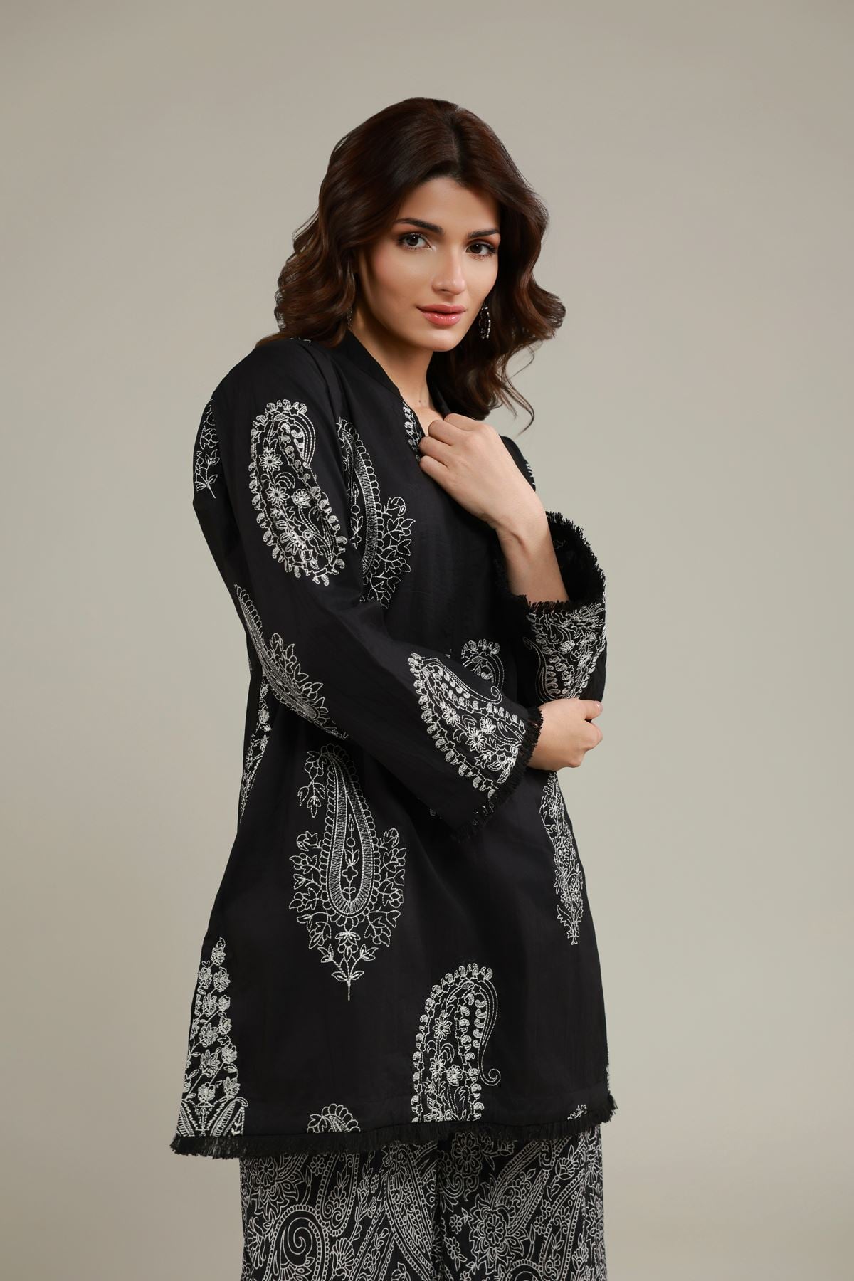 Embroidered Cotton Crinkle Paisley V-Neck Kurta - 25-09-10E2-03TA-VG