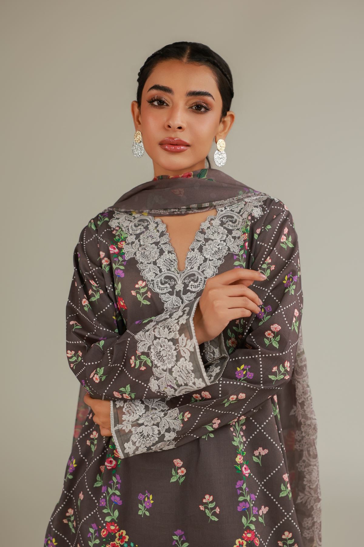 Embroidered Cambric Floral Cambric Tailored - T-A22-26-110FG1-VG