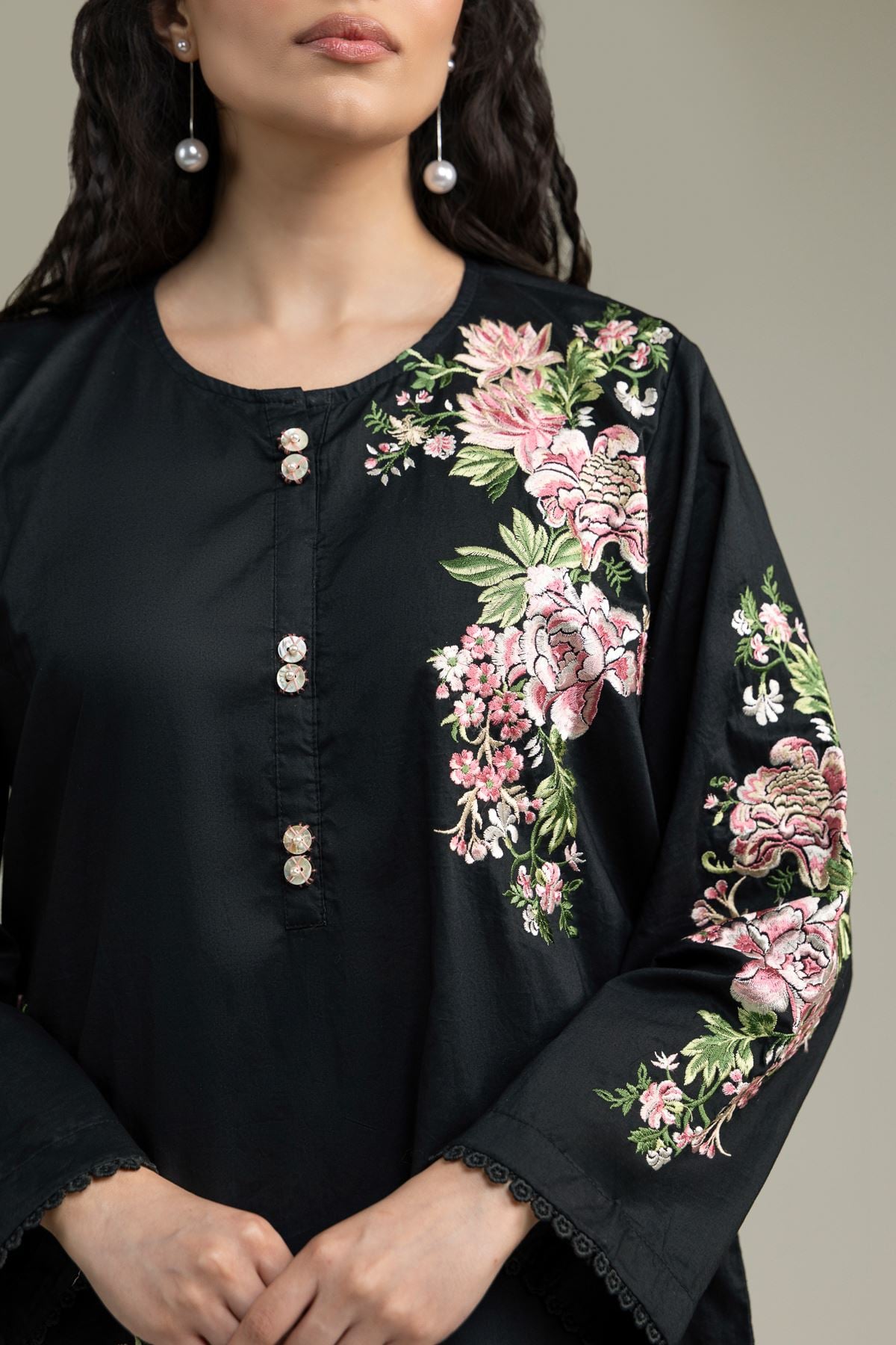 Embroidered Cambric Black Round-Neck Kurta - 25-09-11E14-03TA-VG