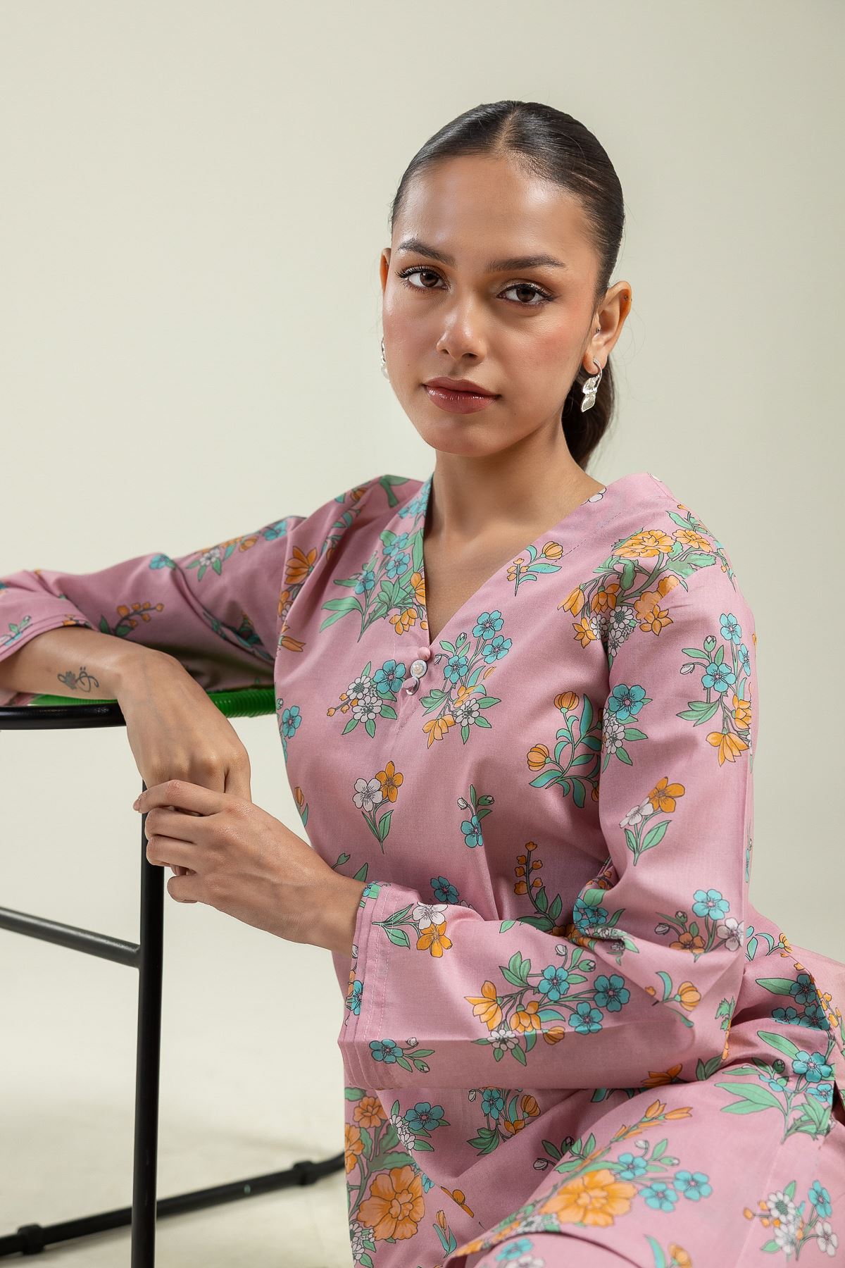 Printed Cambric Floral V-Neck Kurta - 1-26-201-A-C-VG
