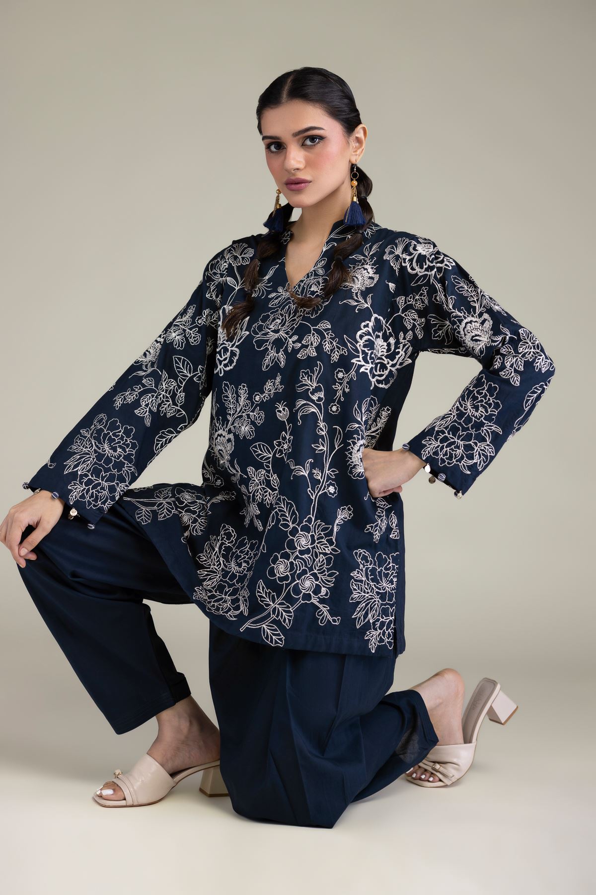 Embroidered Cambric Floral Threadwork Kurta - 2-26-212-A-D1-VG
