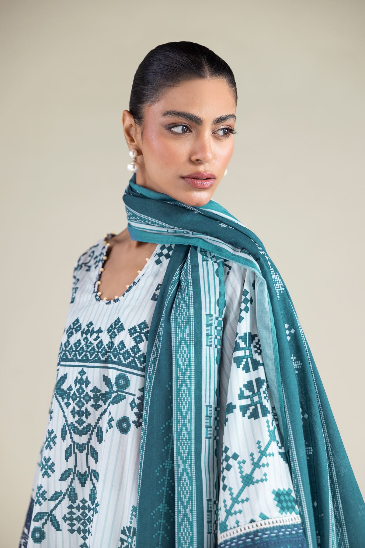 Embroidered Lawn Fabrics 3 Piece - A11-26-116FG1-VG